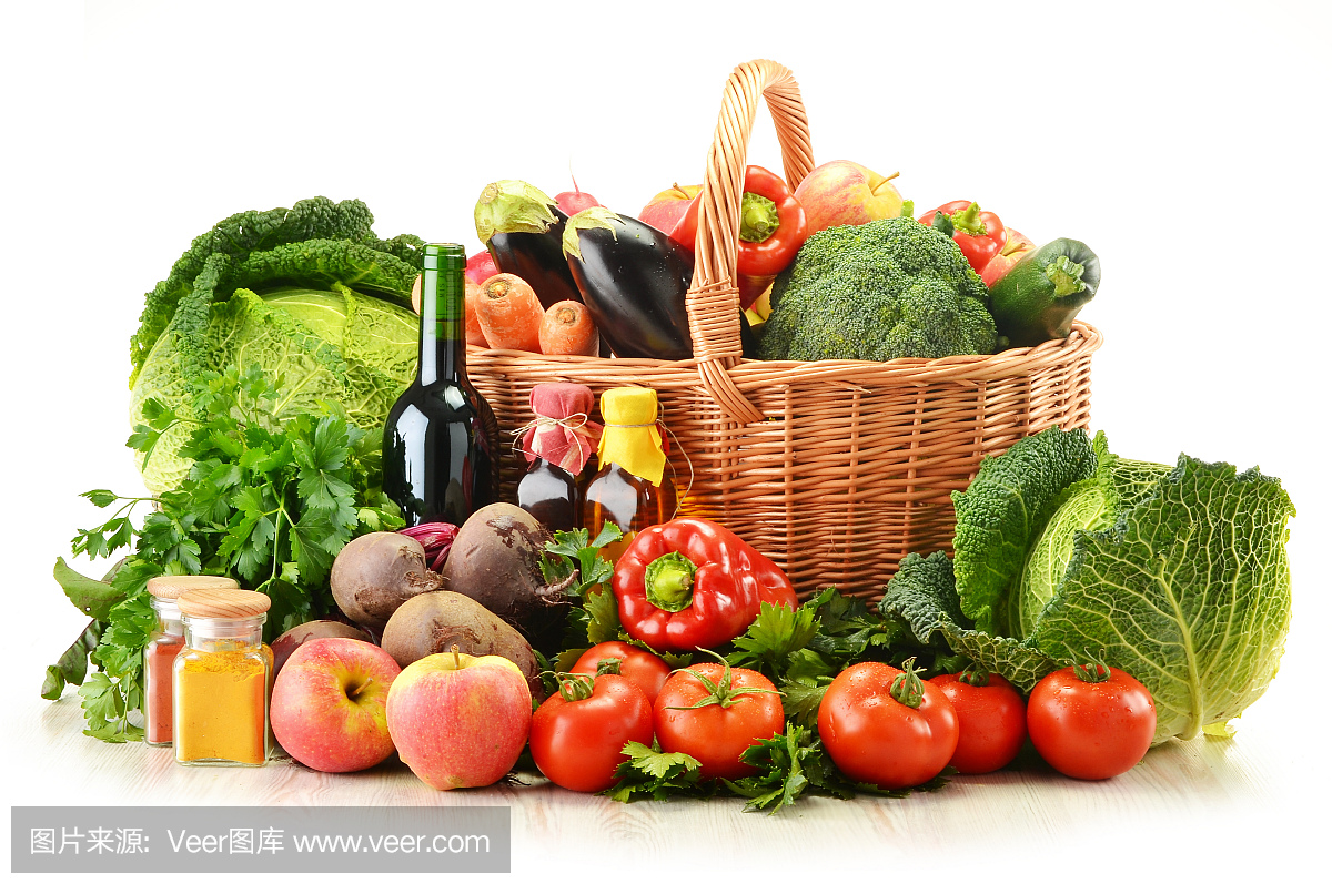 用生蔬菜和柳條籃子分開的白色